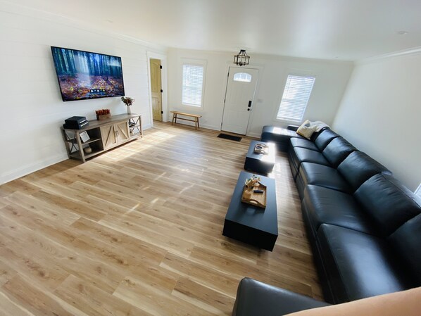 Una Smart TV, una chimenea, una impresora