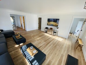 Smart TV, fireplace, printers - Updated Home- Only a few minutes walk to Downtown Lake Geneva!! (Lake Geneva)