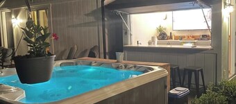 Updated Home- Only a few minutes walk to Downtown Lake Geneva!!