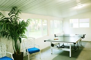 Game room - CHEERFUL 3 BEDROOM HOME WITH HUGE BACKYARD (Denver)