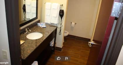 La Plaza Inn & Suites