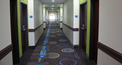 La Plaza Inn & Suites