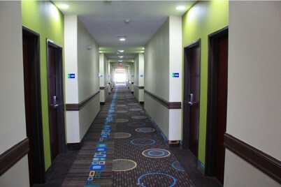 La Plaza Inn & Suites