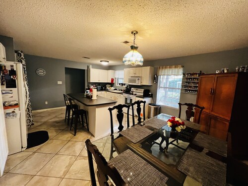 Moonlit Midnight Room - READ DESCRIPTION, FREE coffee, pets welcome!