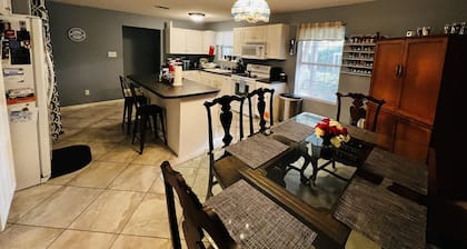 Moonlit Midnight Room - READ DESCRIPTION, FREE coffee, pets welcome!