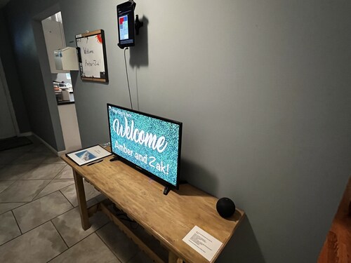 Moonlit Midnight Room - READ DESCRIPTION, FREE coffee, pets welcome!