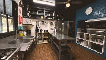 Microwave, dishwasher, coffee/tea maker, toaster