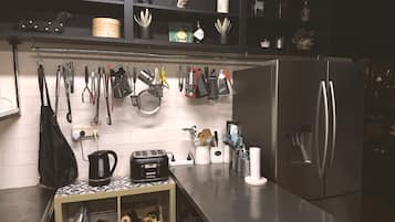 Microwave, dishwasher, coffee/tea maker, toaster
