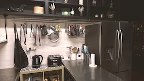 Micro-ondes, lave-vaisselle, cafetière/bouilloire, grille-pain