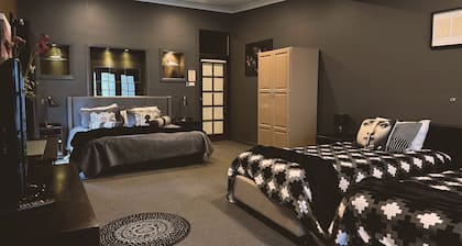Historic homestead on 60 acres, private golf course, sleeps 40+