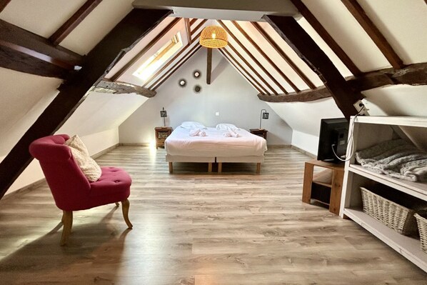 2 bedrooms, iron/ironing board, travel cot, WiFi