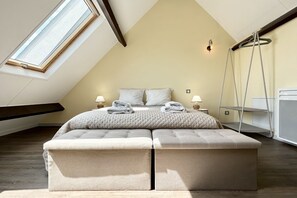 1 bedroom, travel cot, bed sheets