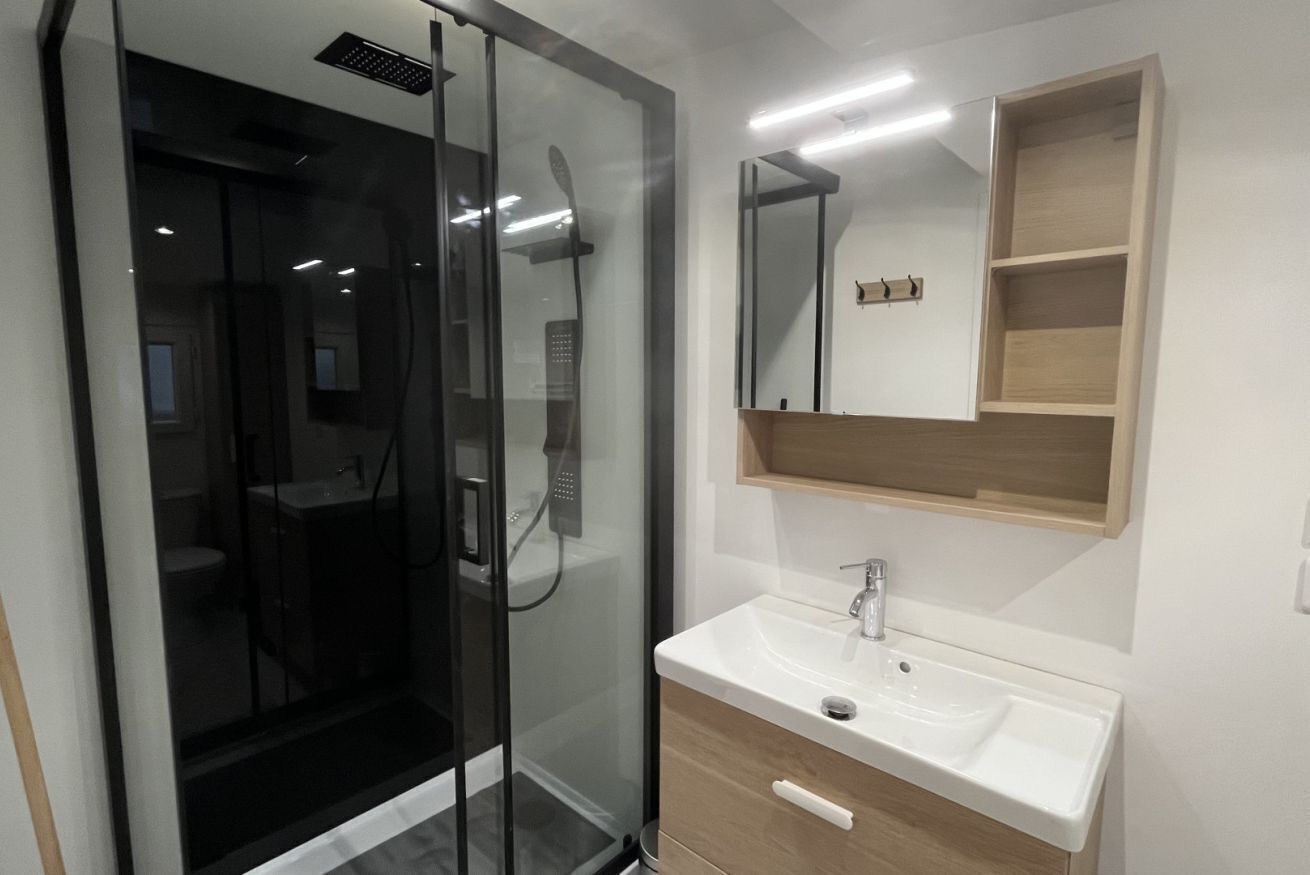 Een douche, handdoeken