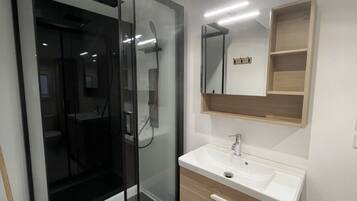 Een douche, handdoeken