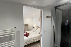 1 bedroom, bed sheets