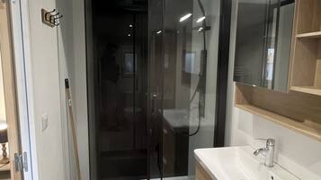 Douche, serviettes fournies