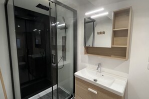 Douche, serviettes fournies