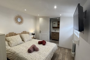 1 bedroom, bed sheets