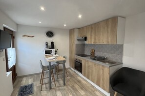 Een koelkast, een magnetron, een oven, een kookplaat