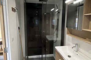 Douche, serviettes fournies