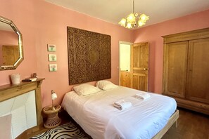 3 chambres, fer et planche à repasser, Wi-Fi, draps fournis