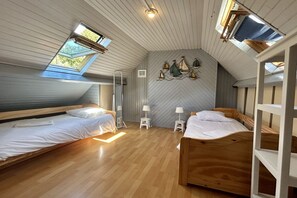 3 bedrooms, iron/ironing board, WiFi, bed sheets