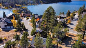 A residential area with houses, a lake, and a forested area. - 50 Yards to Lake, Boulder Bay Pool Table Lakeside in Bearadise by Avantstay (Big Bear Lake)