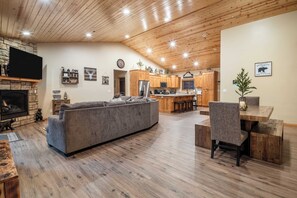 House (4 Bedrooms) | Interior
