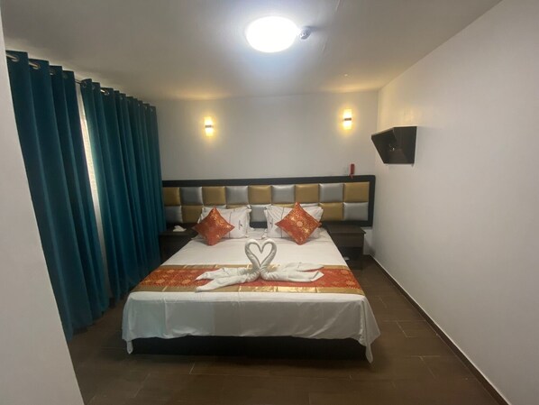 Comfort Room, 1 King Bed, Non Smoking | Premium bedding, down comforters, blackout drapes, iron/ironing board - Manantial Hostal No.004 (Lima)