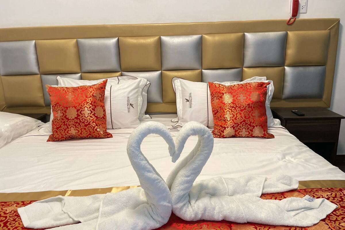 Ropa de cama de alta calidad, cubrecamas y cortinas blackout