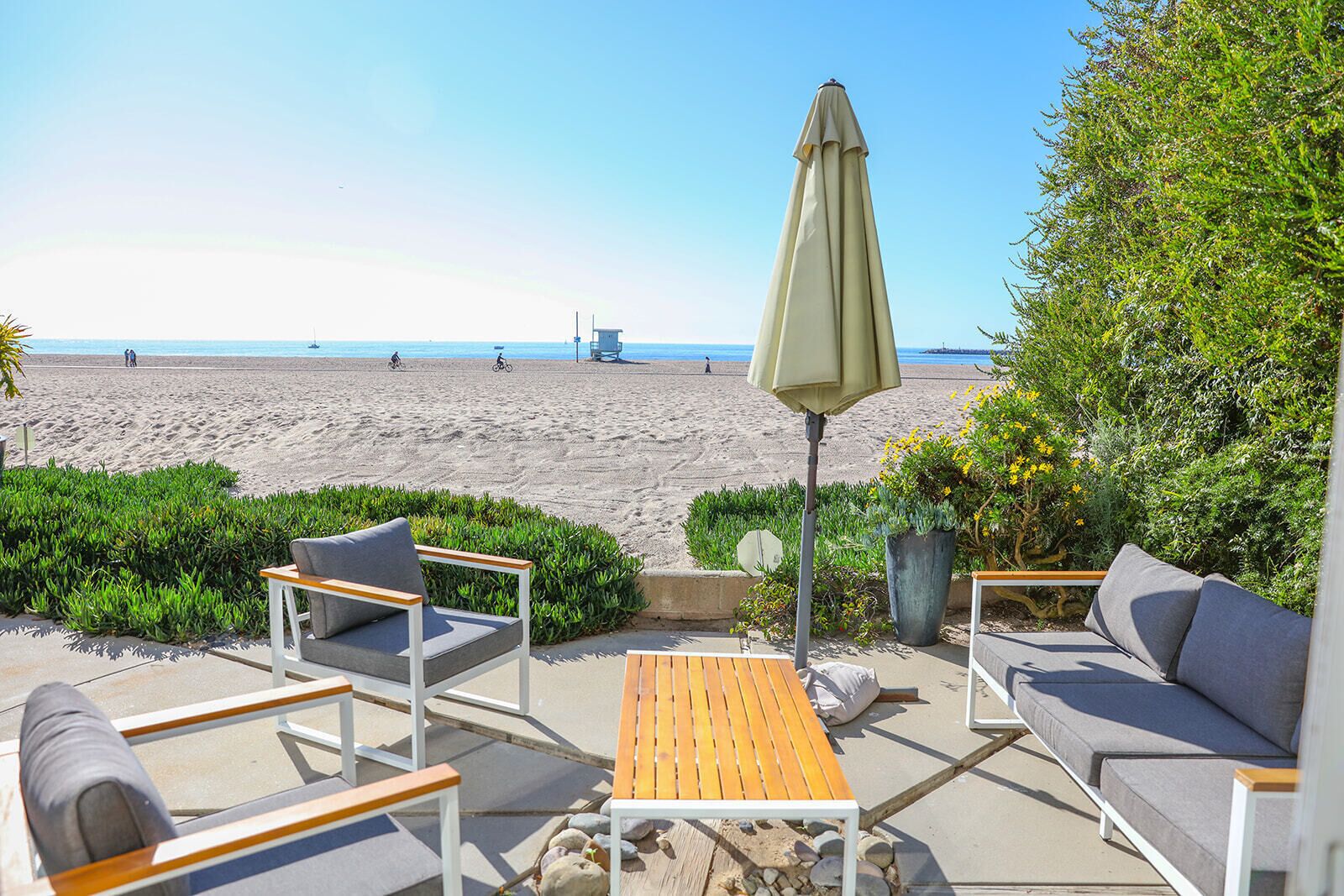 Waterfront 2BDRM with Patio in Playa Del Rey
