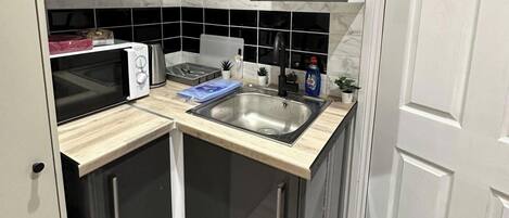 Een koelkast, een microgolfoven