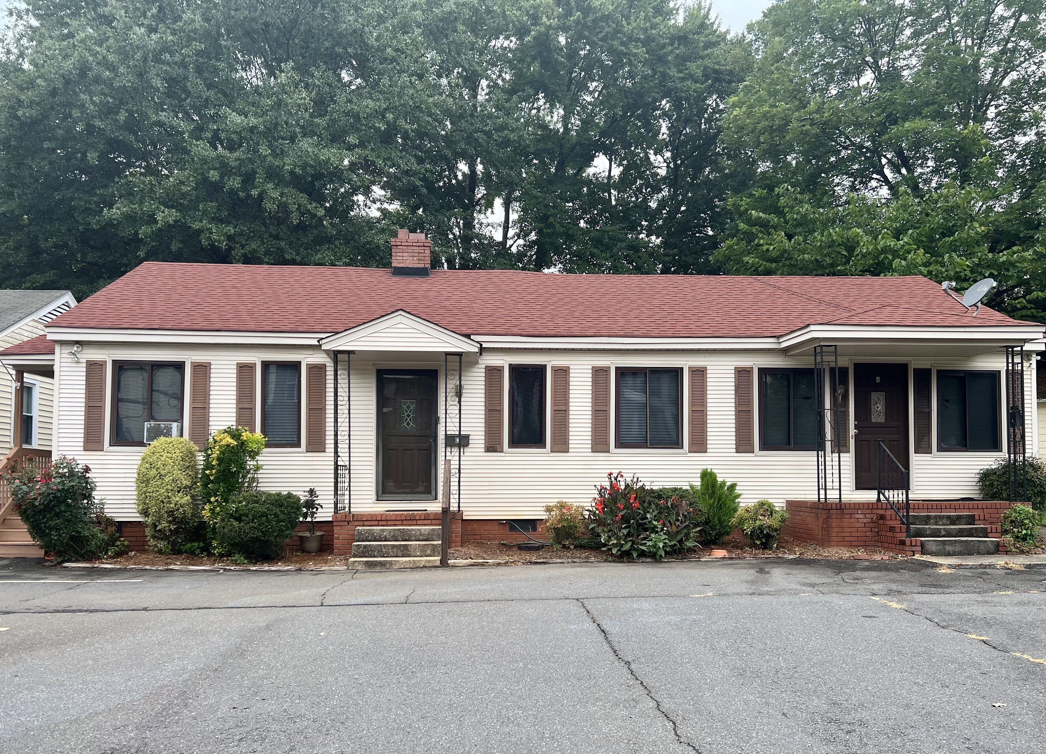 SouthPark Townhome: Pet-Friendly with Patio