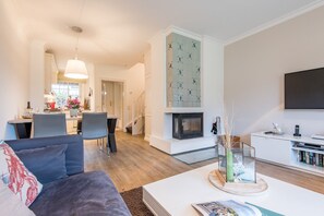 Een televisie, een open haard, een dvd-speler en een stereo