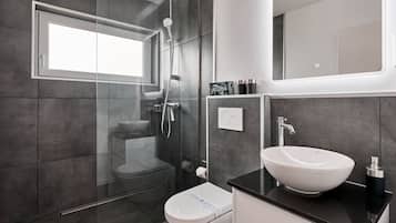 Dusche, Haartrockner, Handtücher