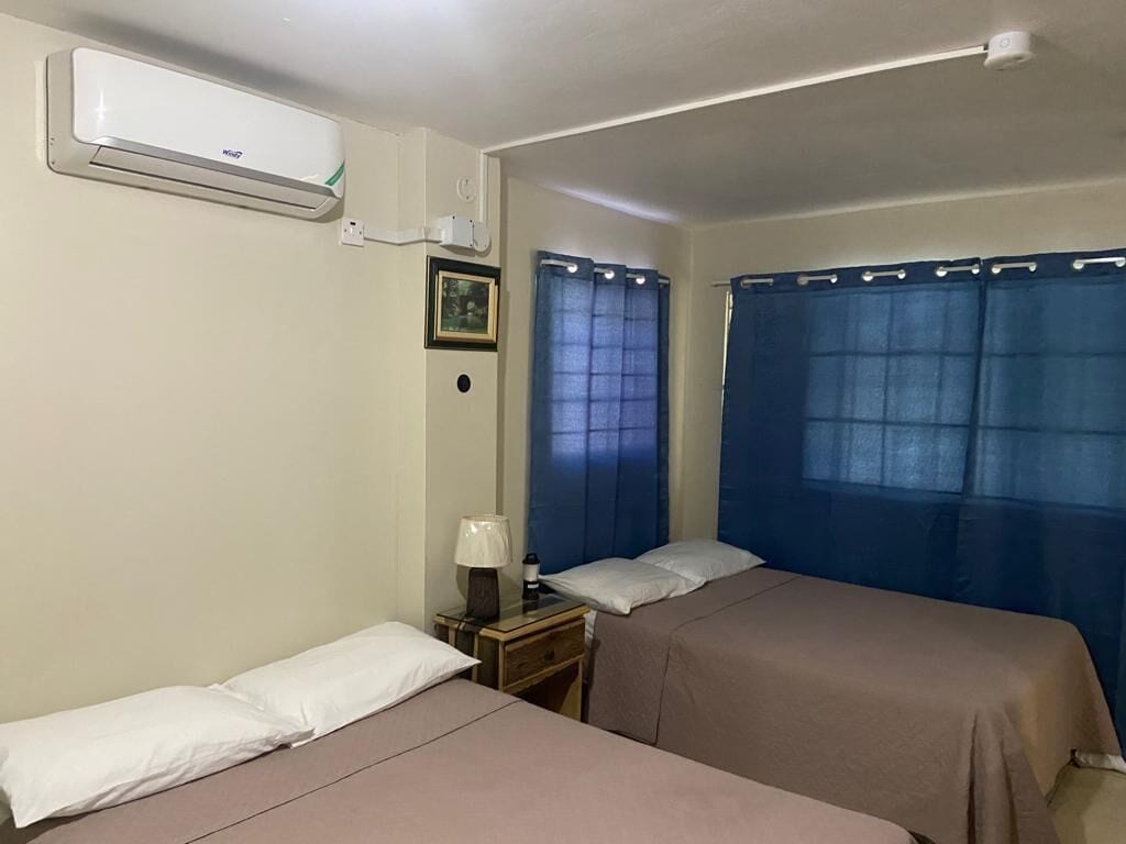 1 habitación, caja de seguridad en la habitación y escritorio 