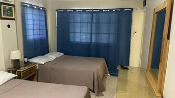 1 slaapkamer, een kluis op de kamer, een bureau