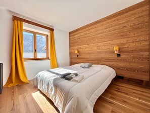 4 bedrooms, desk, free WiFi, bed sheets