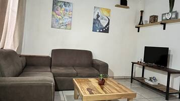 Standard Apartment | Ruang tamu | TV skrin rata
