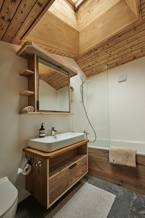 Badekar, hårtørrer, håndklæder