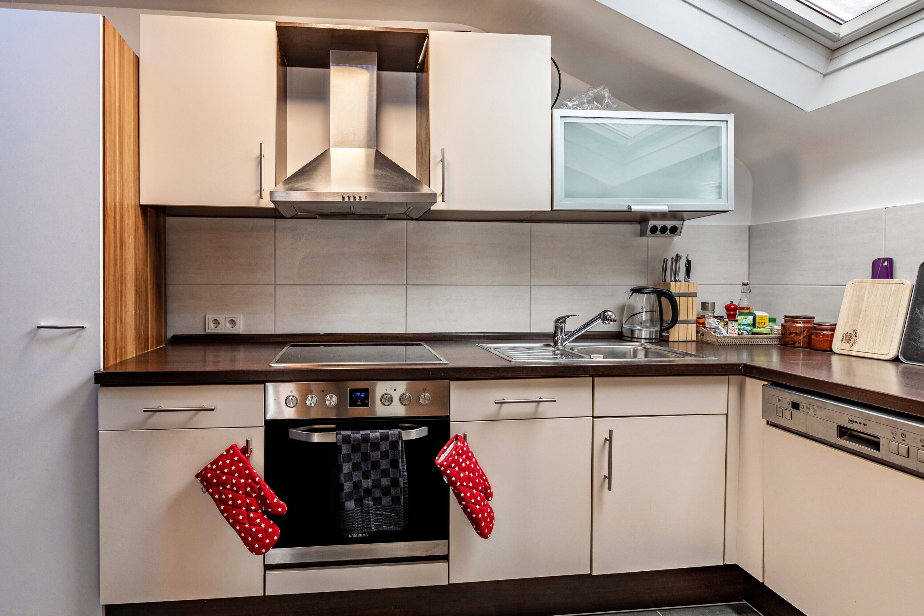 Kühlschrank, Mikrowelle, Ofen, Herdplatte