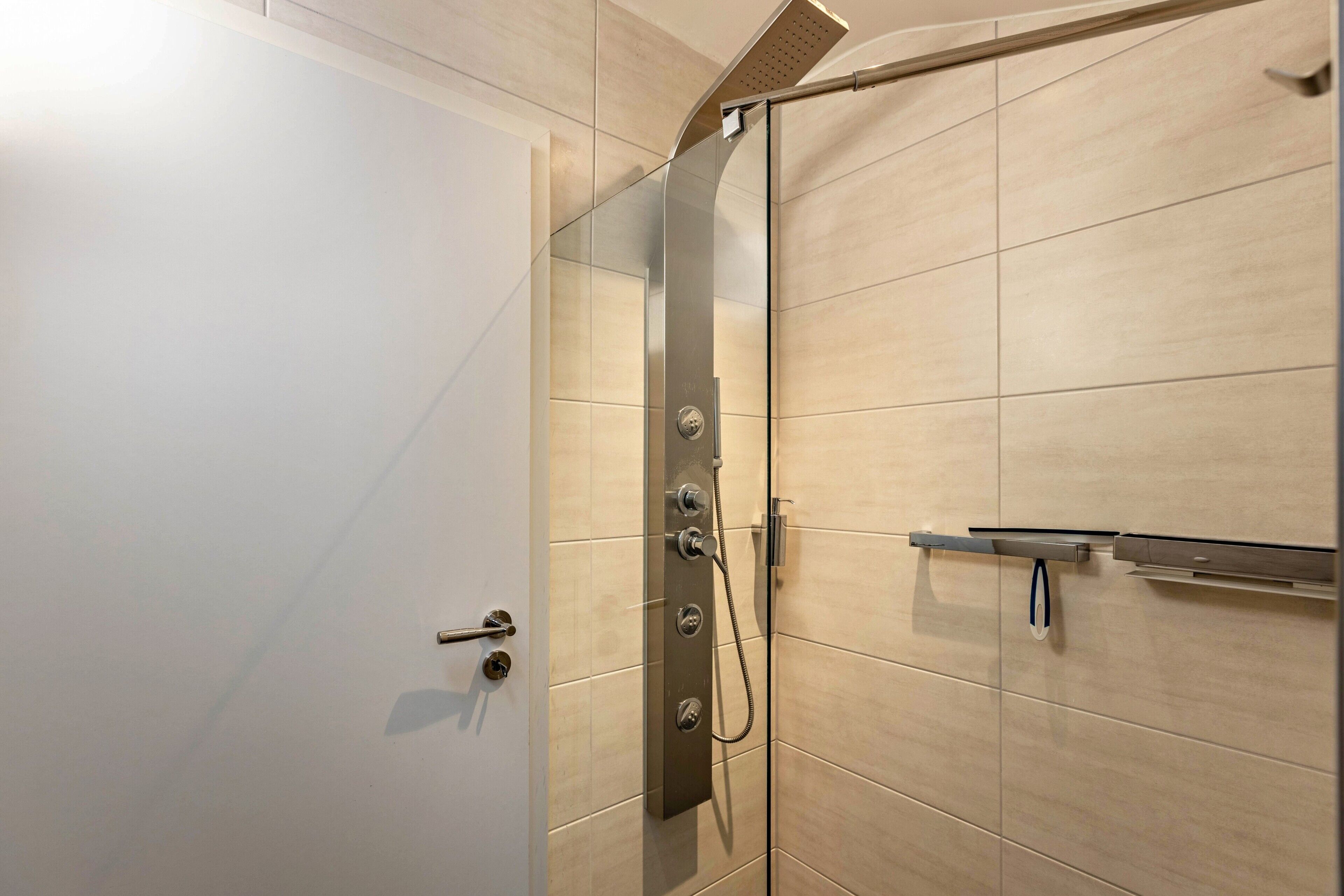 Dusche, Haartrockner, Handtücher