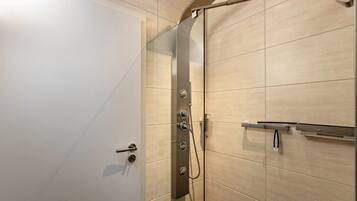Dusche, Haartrockner, Handtücher