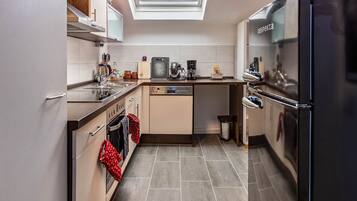 Kühlschrank, Mikrowelle, Ofen, Herdplatte