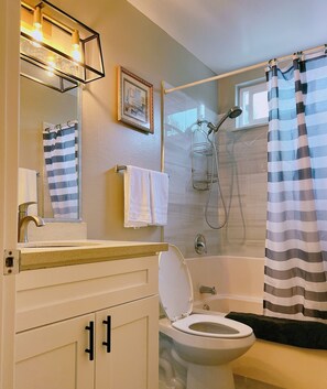 Shower, hair dryer, bidet, towels