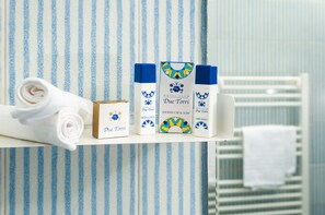 Chuveiro/banheira combinados, secador de cabelo, toalhas de banho 