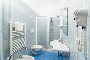 Ensemble douche/baignoire, sèche-cheveux, serviettes fournies