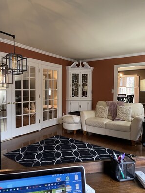 Smart TV, chimenea, reproductor de DVD y estéreo