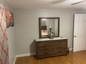 3 bedrooms, desk, free WiFi, bed sheets