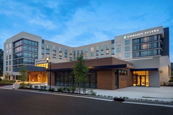 Un edificio moderno con un cartel que dice "Embassy Suites".